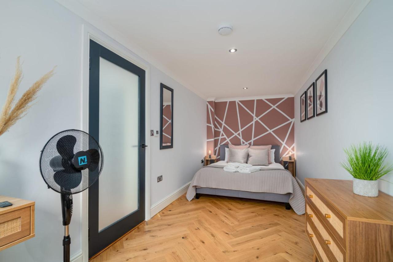 Guestready - Unique Home Near Wimbledon With Gorgeous Deck And Parking Londyn Zewnętrze zdjęcie
