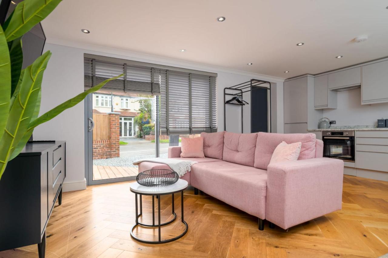 Guestready - Unique Home Near Wimbledon With Gorgeous Deck And Parking Londyn Zewnętrze zdjęcie